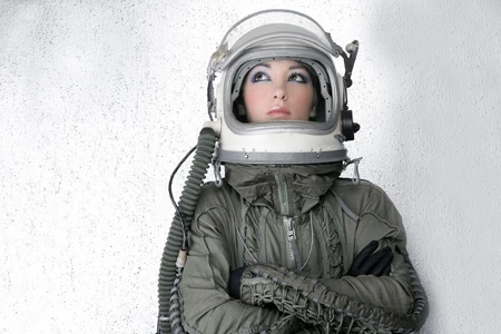 Mujer joven en traje espacial